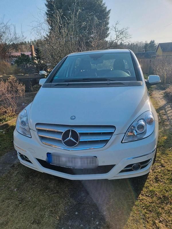 Gebraucht Mercedes B180 75 PS (55 kW) 2011 Weiß Van / Kleinbus