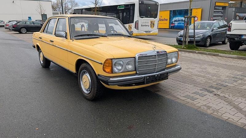 Gebraucht Mercedes 200 54 PS (39 kW) 1978 Gelb Limousine