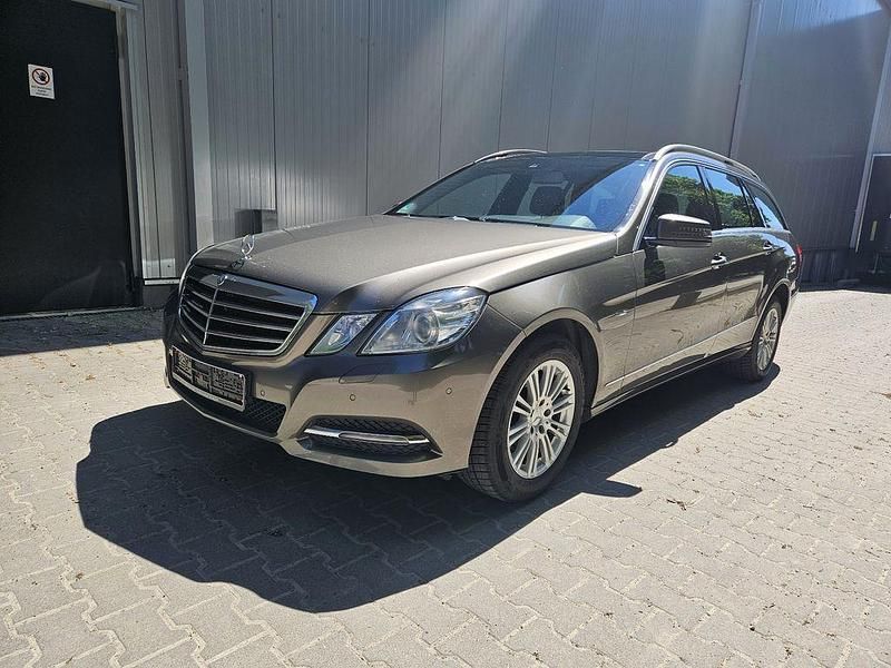 Grau Gebraucht 2011 Mercedes E250 Limousine | 5.990 € (Guter Preis) - Bild 1/4