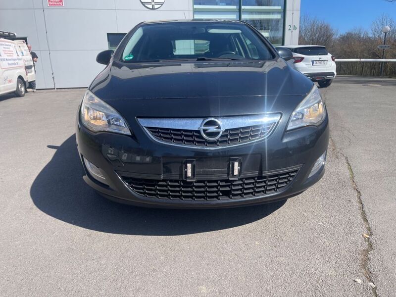 Gebraucht Opel Astra Edition 101 PS (74 kW) 2012 Limousine