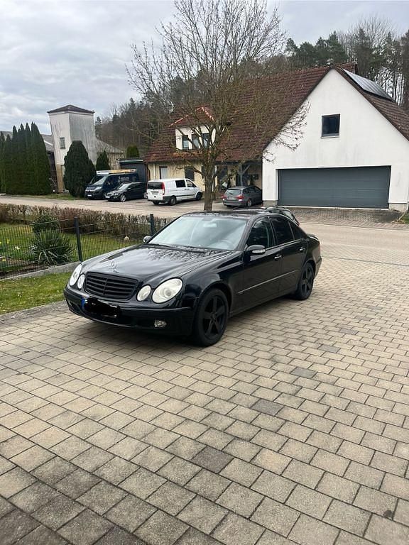 Schwarz Gebraucht 2005 Mercedes E320 Classic Limousine | 4.500 € (Fairer Preis) - Bild 1/4