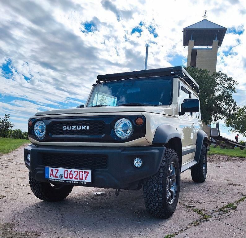 Beige Gebraucht 2020 Suzuki Jimny Comfort+ SUV | 31.690 € (Fairer Preis) - Bild 1/4