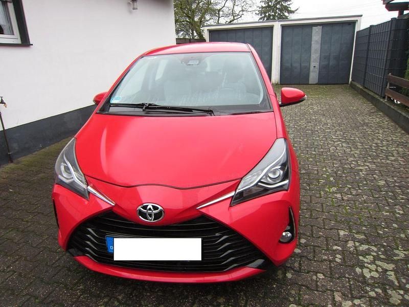 Gebraucht Toyota Yaris 111 PS (81 kW) 2017 Rot Limousine