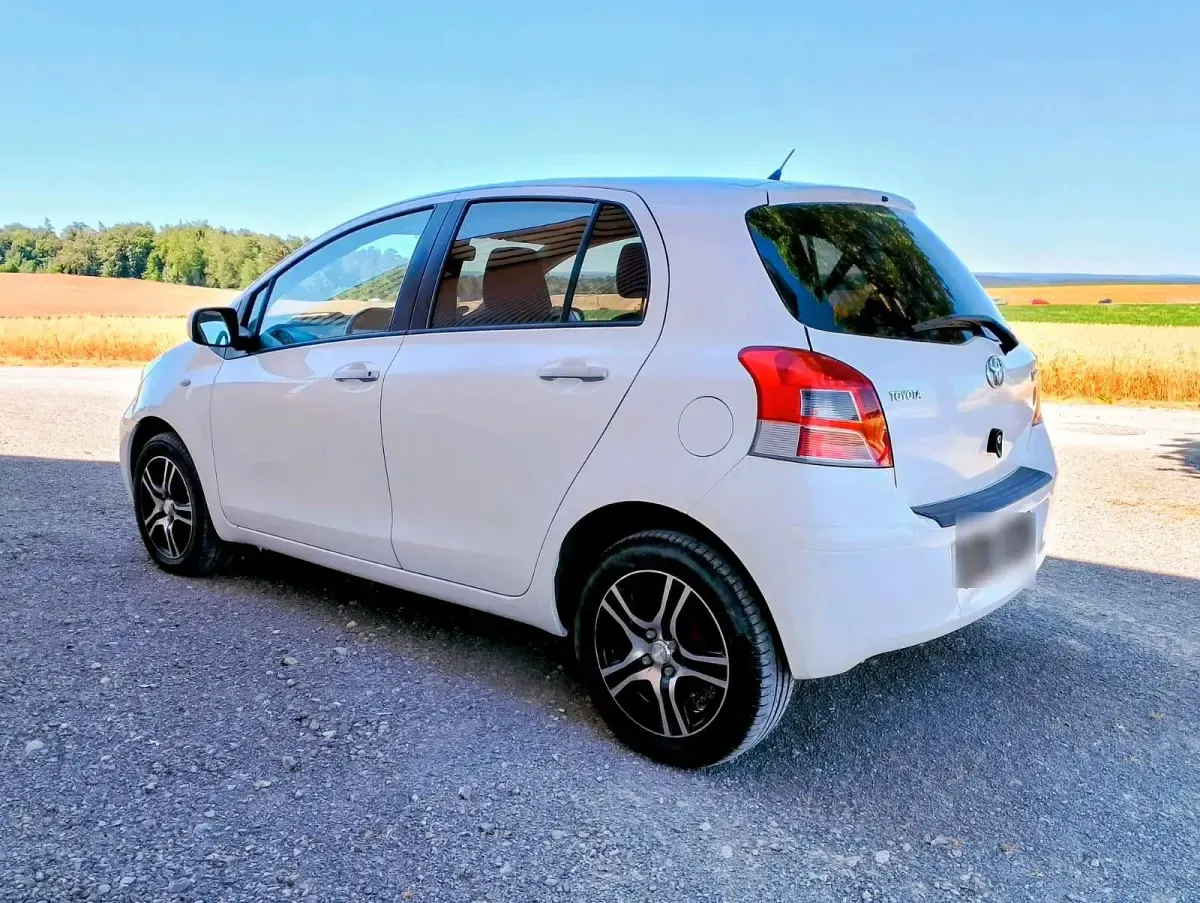 Gebraucht Toyota Yaris 70 PS (51 kW) 2011 Weiß Kleinwagen