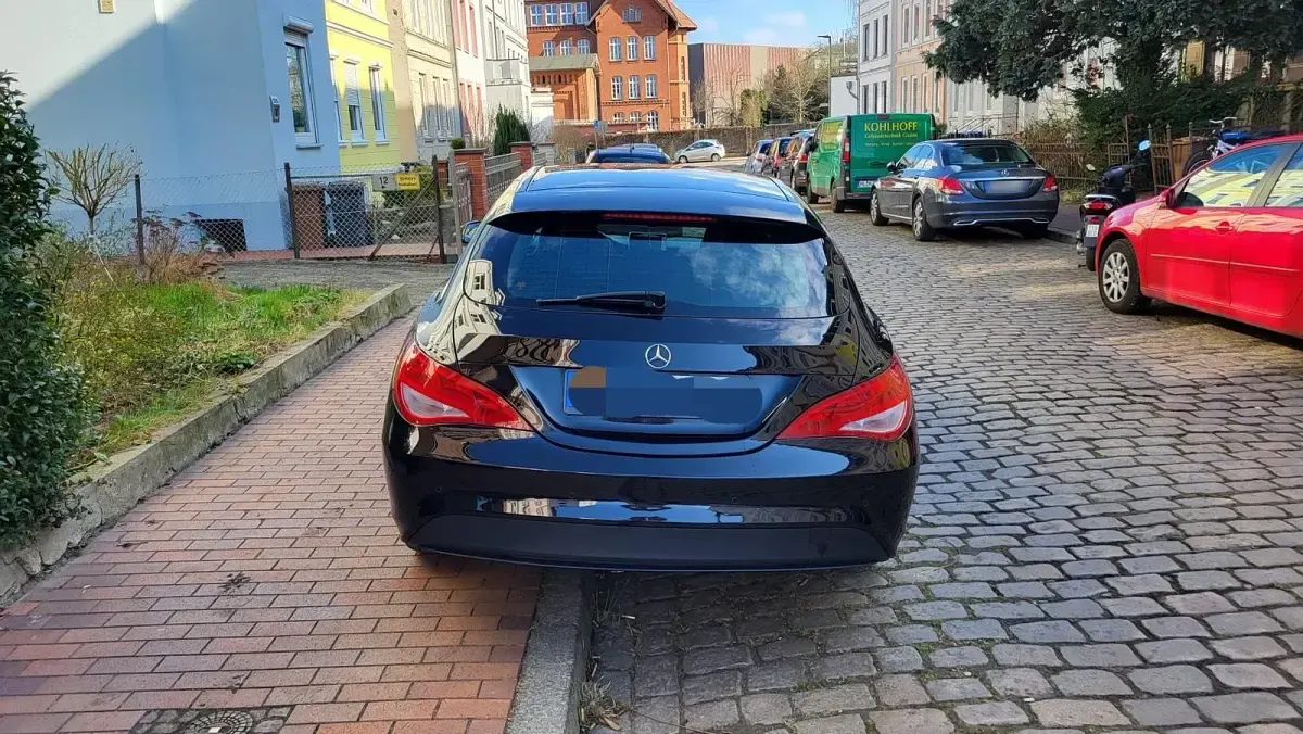 Gebraucht Mercedes CLA180 Shooting Brake 122 PS (89 kW) 2019 Schwarz Kombi