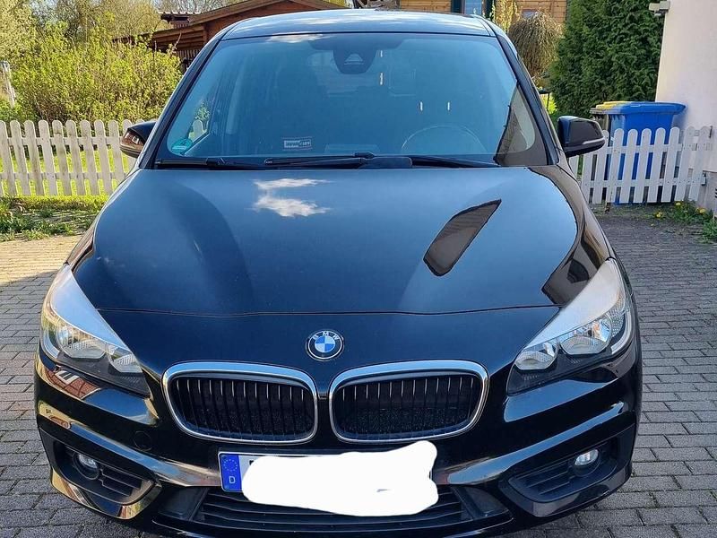 Schwarz Gebraucht 2015 BMW 218 Gran Tourer Advantage Van / Kleinbus | 9.900 € (Fairer Preis) - Bild 1/4