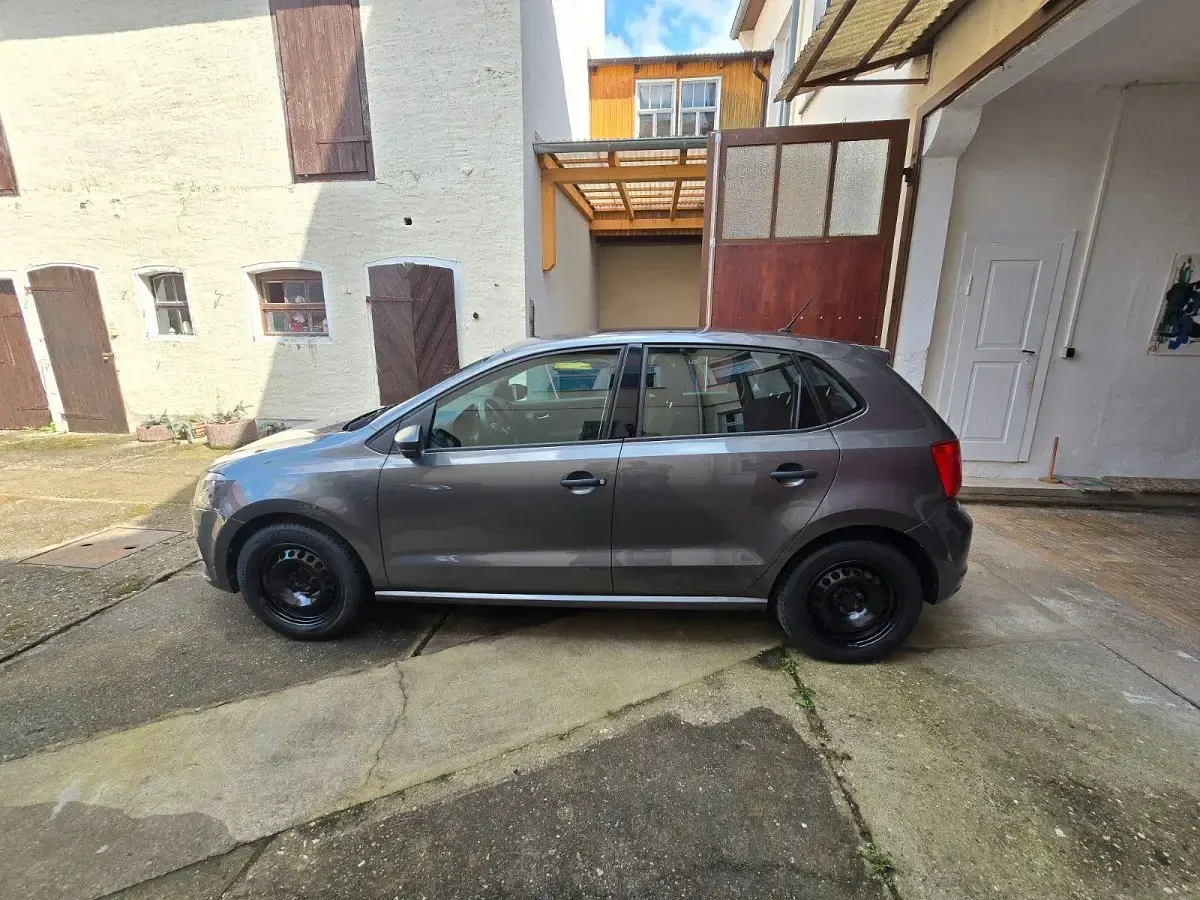 Second-hand VW Polo Trendline 69 CP (50 kW) 2015 Gri Berlinǎ