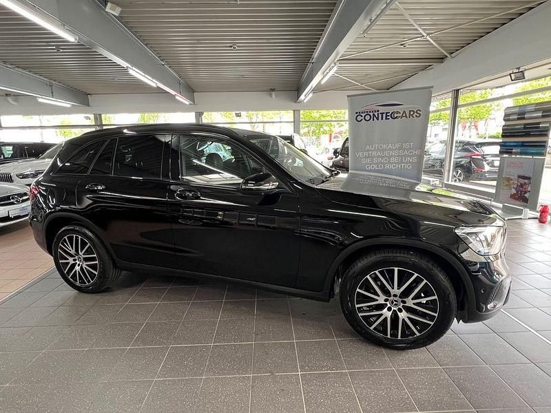 Schwarz unilack Gebraucht 2021 Mercedes GLC400d Night SUV | 34.750 € (Guter Preis) - Bild 1/4