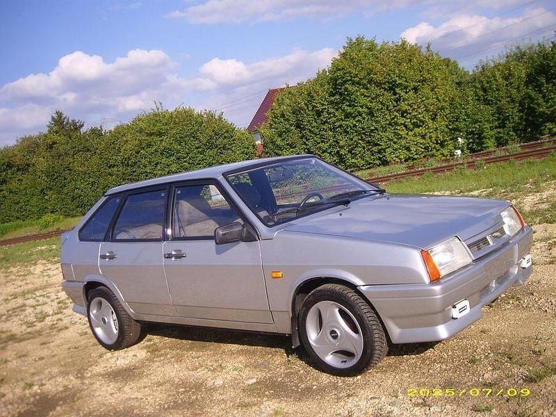 Silber Gebraucht 2003 Lada Samara Kleinwagen | 3.000 € - Bild 1/4