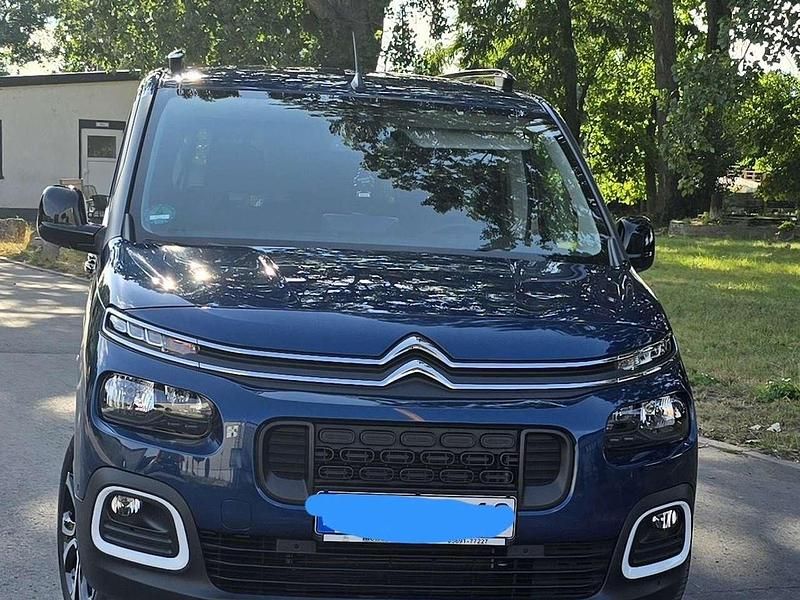 Blau Gebraucht 2022 Citroën Berlingo Shine Van / Kleinbus | 27.900 € - Bild 1/4