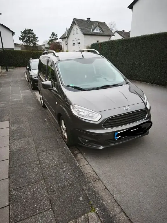 Gebraucht Ford Tourneo Courier Titanium 101 PS (74 kW) 2017 Schwarz Van / Kleinbus