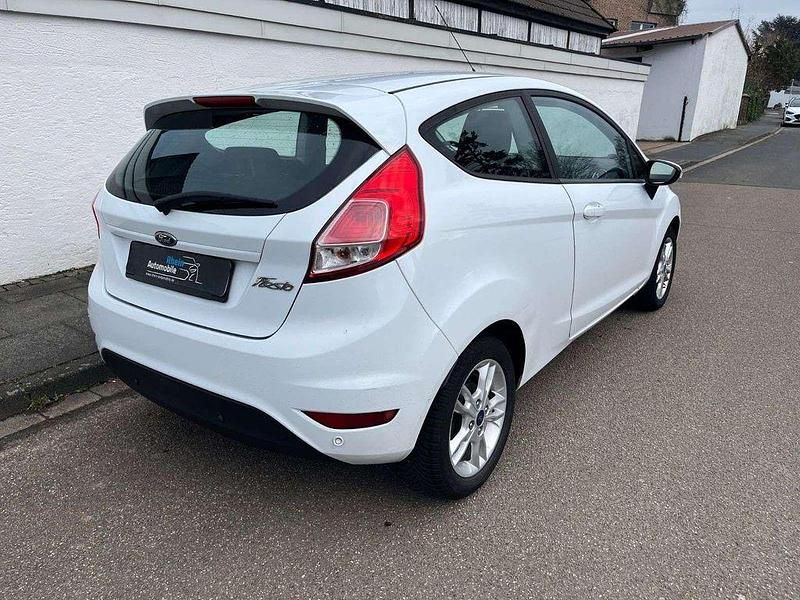 Gebraucht Ford Fiesta 60 PS (44 kW) 2016 Weiß Kleinwagen