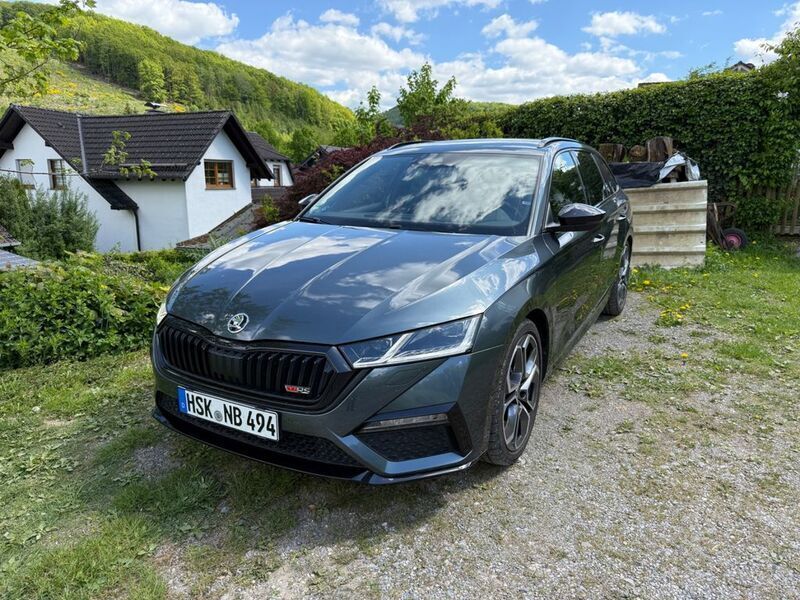 Grau Gebraucht 2021 Skoda Octavia RS Kombi | 31.999 € (Fairer Preis) - Bild 1/4
