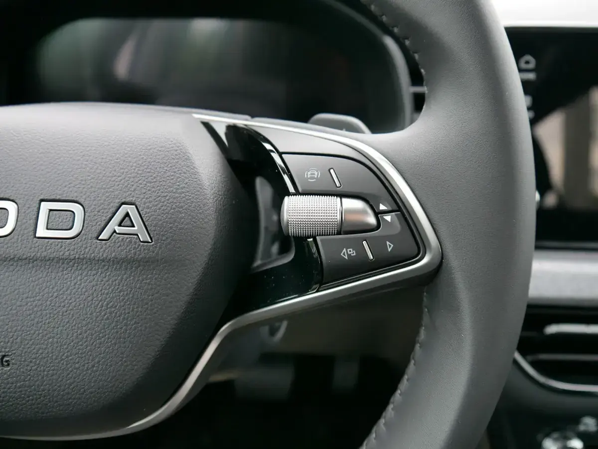 Neu Skoda Scala Selection 150 PS (110 kW) 2025 Raceblau metallic Kleinwagen
