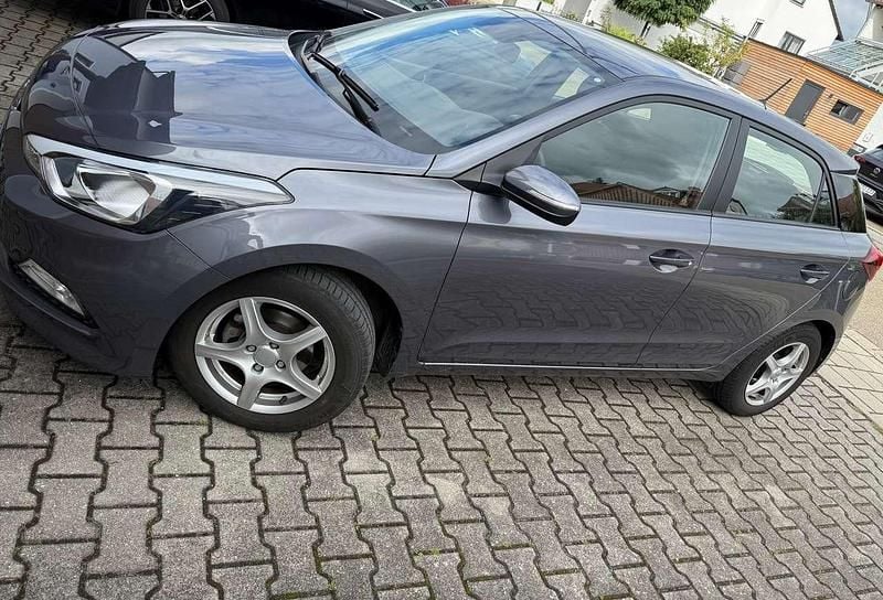 Grau Gebraucht 2016 Hyundai i20 Trend Limousine | 9.500 € (Fairer Preis) - Bild 1/4