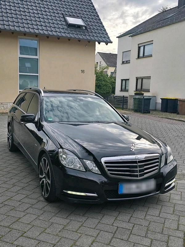 Schwarz Gebraucht 2010 Mercedes E300 Avantgarde Kombi | 6.750 € (Guter Preis) - Bild 1/4