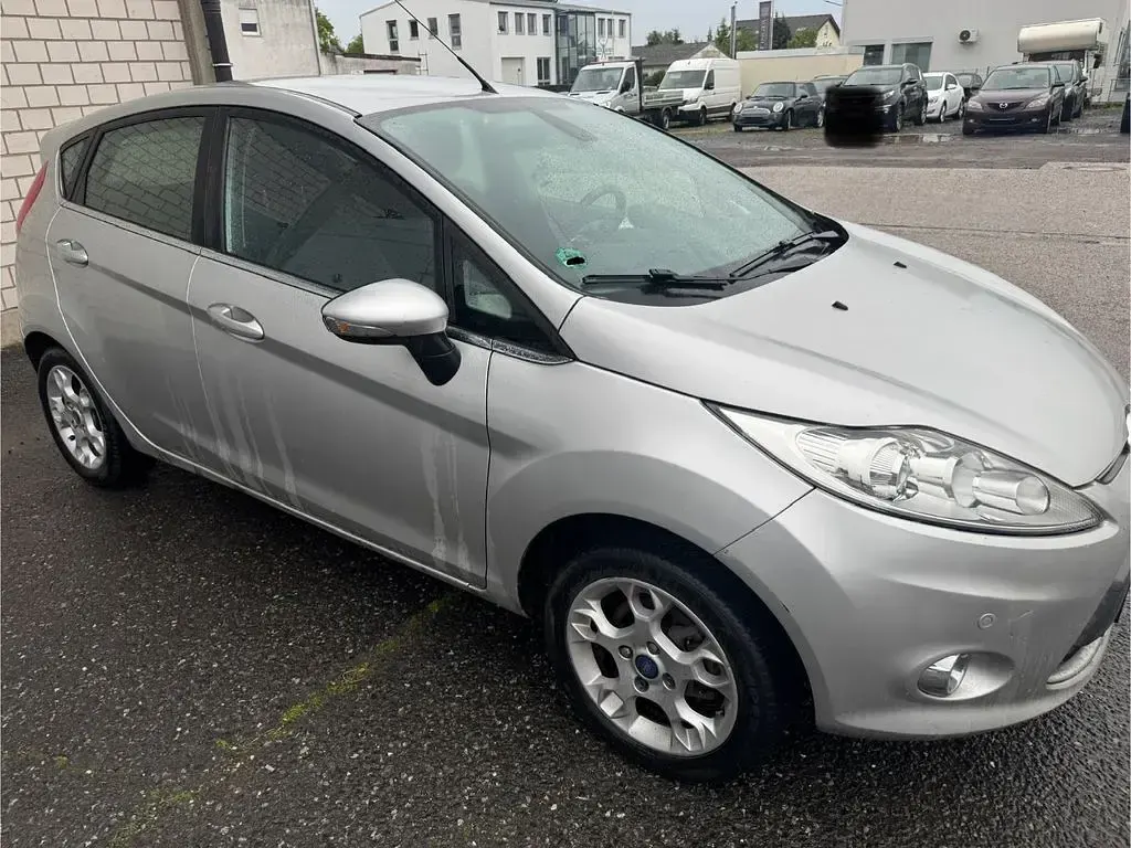 Używany Ford Fiesta Titanium 82 KM (60 kW) 2012 Srebrny Sedan/Limuzyna