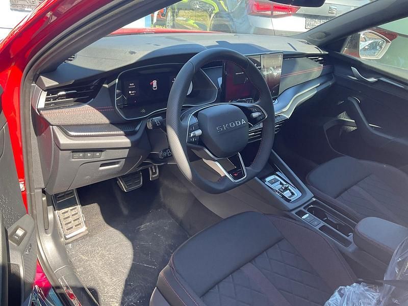 Neu Skoda Octavia RS 265 PS (194 kW) 2026 Velvet rot metallic Kombi