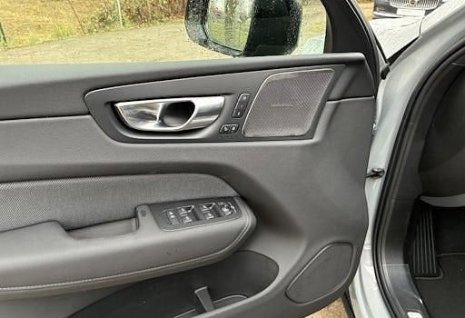 Neu Volvo XC60 Plus 250 PS (183 kW) 2025 Grau SUV