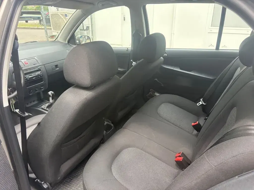 Używany Skoda Fabia Ambiente 80 KM (58 kW) 2007 Srebrny Sedan/Limuzyna