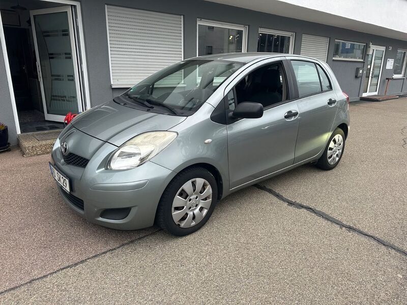Silber Gebraucht 2009 Toyota Yaris Cool Limousine | 4.200 € (Fairer Preis) - Bild 1/4