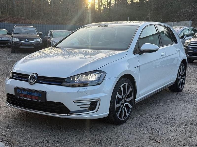 Gebraucht VW Golf VII GTE 150 PS (110 kW) 2016 Oryxweiß perlmutteffekt Limousine