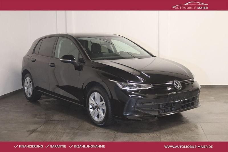 Grenadillschwarz metallic Gebraucht 2024 VW Golf Life Limousine | 25.900 € (Fairer Preis) - Bild 1/4