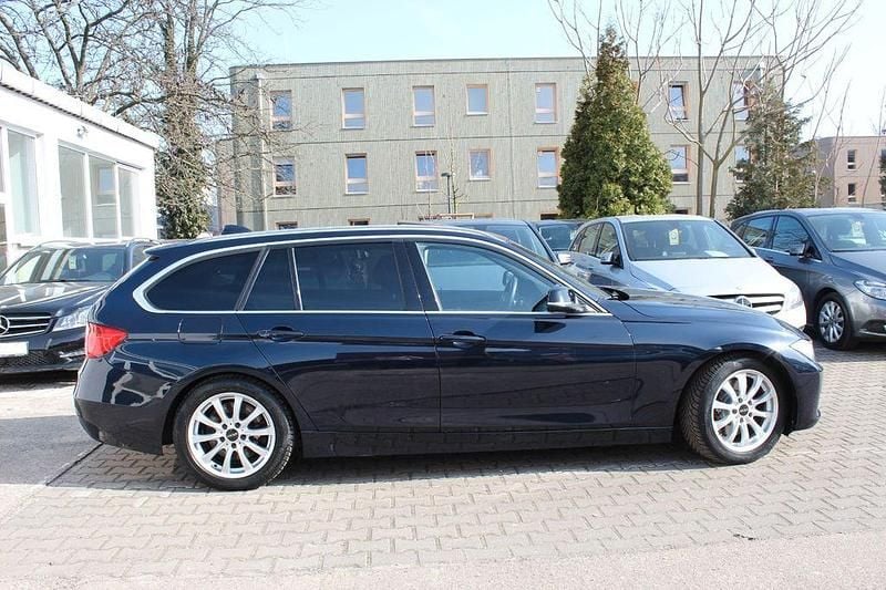Gebraucht BMW 330 Sport Line 258 PS (189 kW) 2013 Blau Kombi