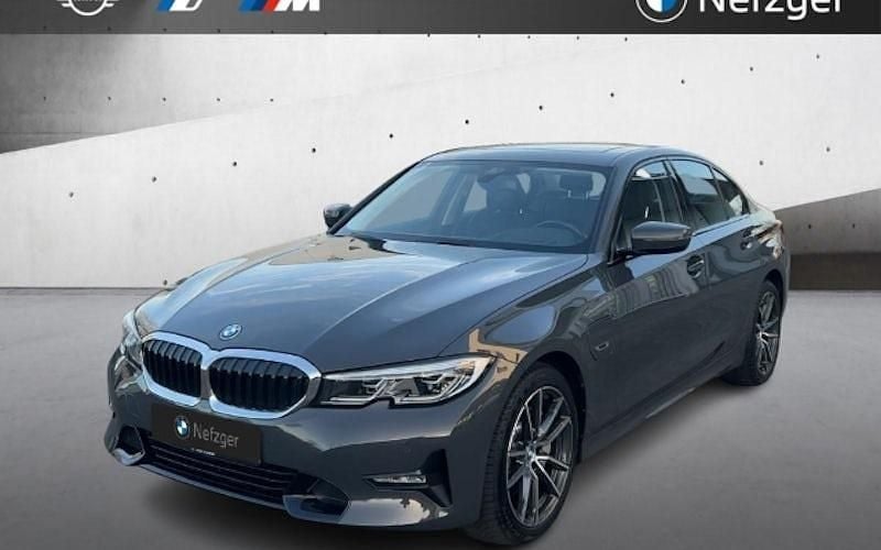Grau Gebraucht 2022 BMW 330e Sport Line Limousine | 34.400 € (Guter Preis) - Bild 1/4