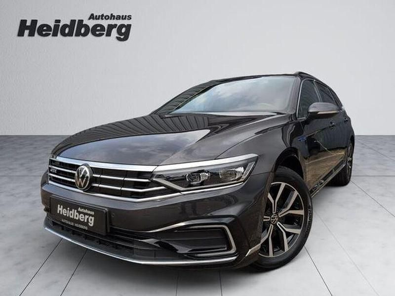 Grau Gebraucht 2021 VW Passat GTE Kombi | 26.660 € (Teuer) - Bild 1/4