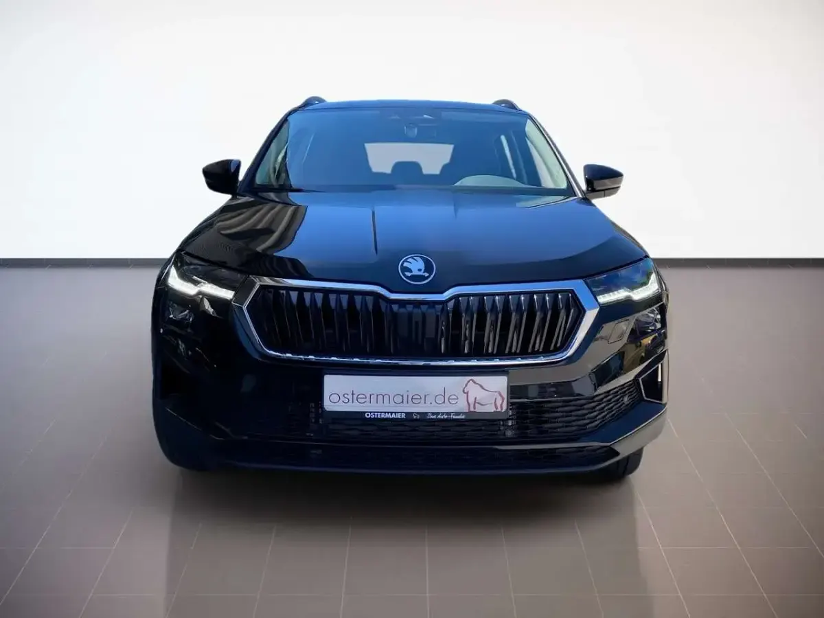 Neu Skoda Karoq Ambiente 150 PS (110 kW) 2026 Blackmagic perleffekt SUV
