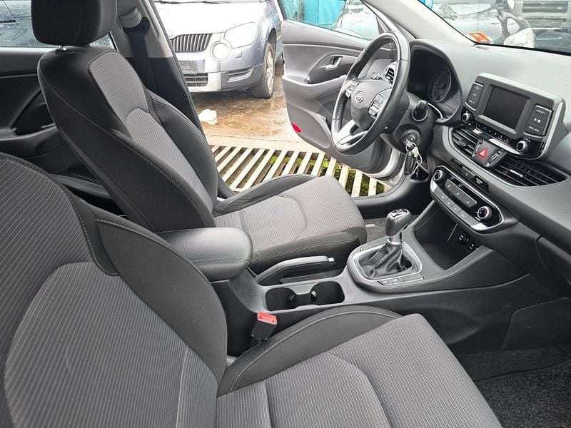 Gebraucht Hyundai i30 Select 101 PS (74 kW) 2017 Silber Limousine