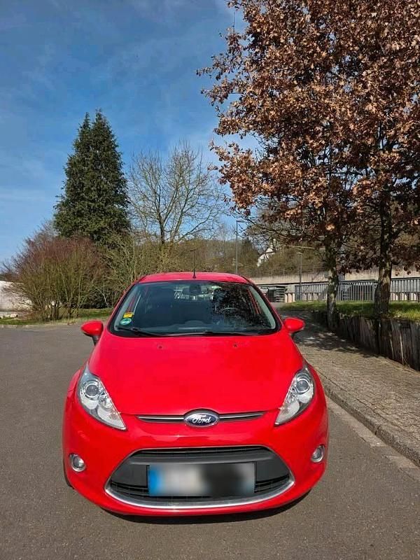 Gebraucht Ford Fiesta Titanium 95 PS (69 kW) 2012 Rot Kleinwagen