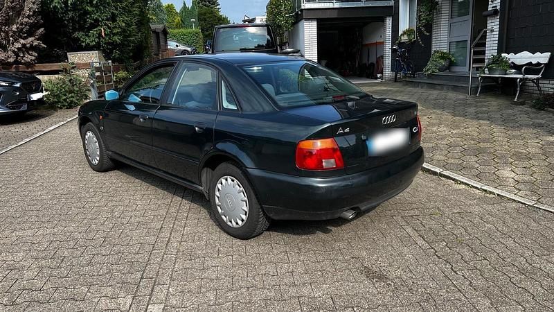 Second-hand Audi A4 125 CP (91 kW) 1994 Verde Berlinǎ