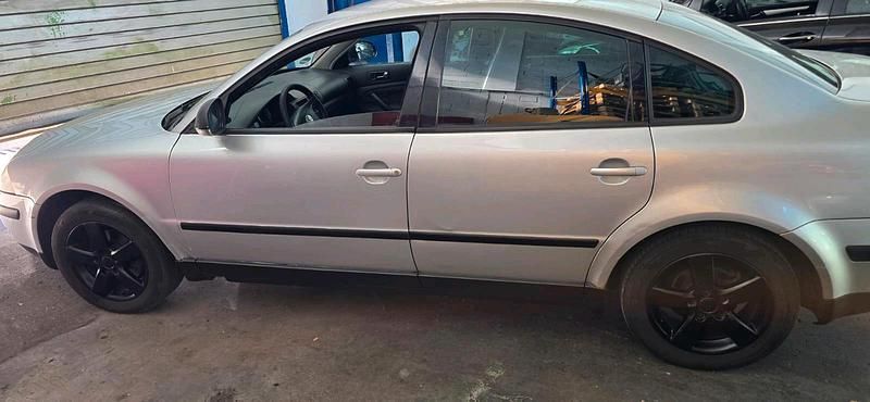 Silber Gebraucht 2005 VW Passat Limousine | 1.090 € (Guter Preis) - Bild 1/4