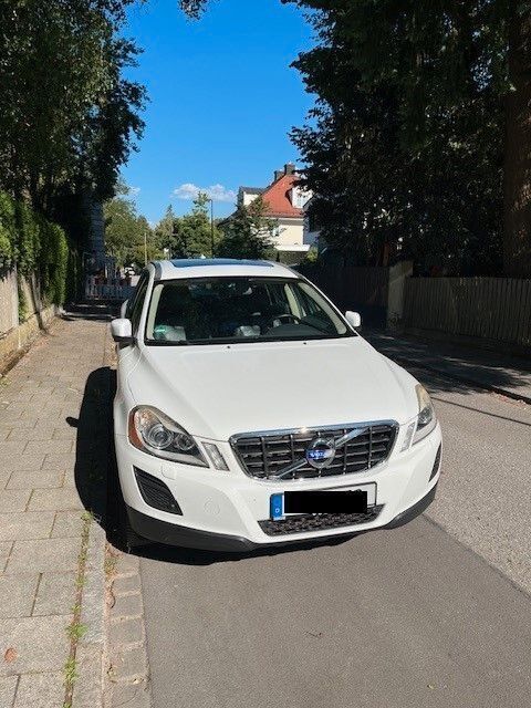 Weiß Gebraucht 2012 Volvo XC60 Summum SUV | 11.900 € (Fairer Preis) - Bild 1/4