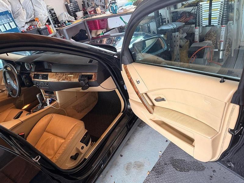 Second-hand BMW 525 177 CP (130 kW) 2004 Negru Berlinǎ