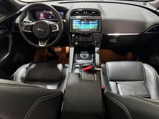 Gebraucht Jaguar F-Pace R-Sport 250 PS (183 kW) 2021 Santorini black SUV