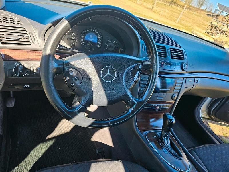 Second-hand Mercedes E220 150 CP (110 kW) 2002 Argintiu Berlinǎ