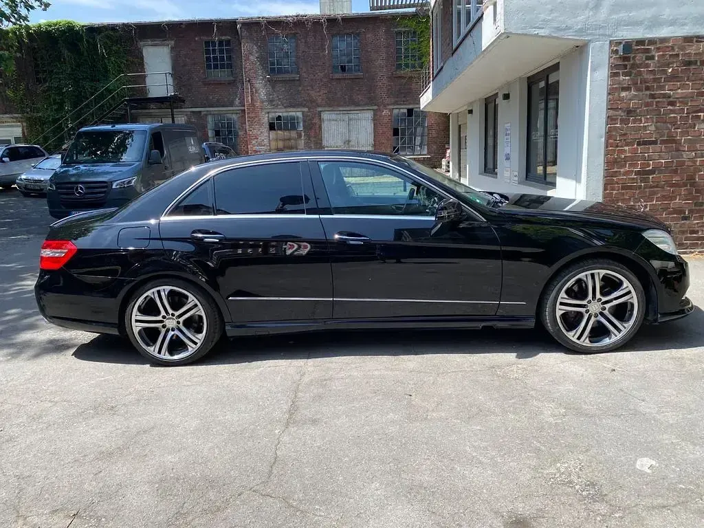 Gebraucht Mercedes E500 Avantgarde 398 PS (292 kW) 2010 Schwarz Limousine