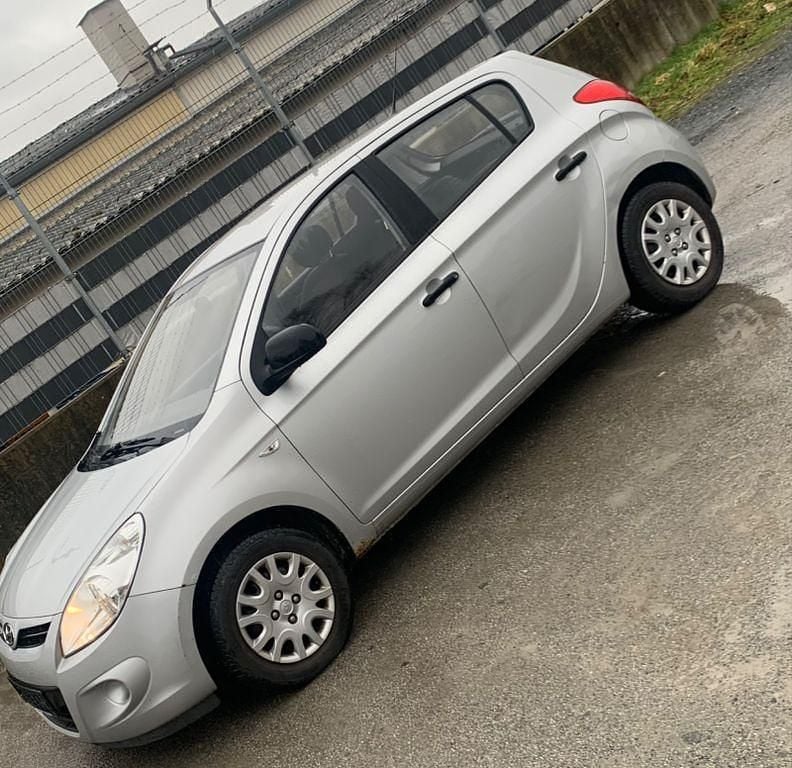 Gebraucht Hyundai i20 Classic 77 PS (56 kW) 2010 Silber Kleinwagen