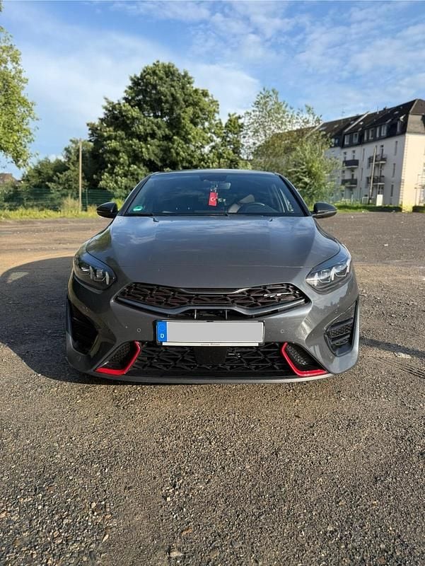 Andere farben Gebraucht 2023 Kia ProCeed GT 2 Kleinwagen | 29.500 € (Fairer Preis) - Bild 1/4