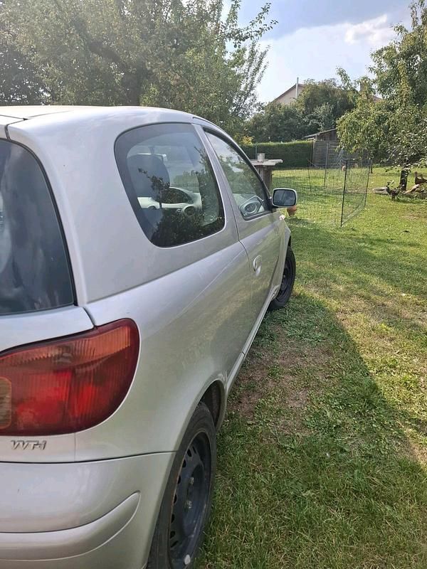Gebraucht Toyota Yaris 65 PS (47 kW) 2004 Silber Kleinwagen
