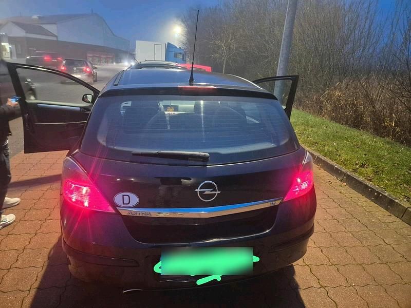 Gebraucht Opel Astra 116 PS (85 kW) 2008 Schwarz Kleinwagen