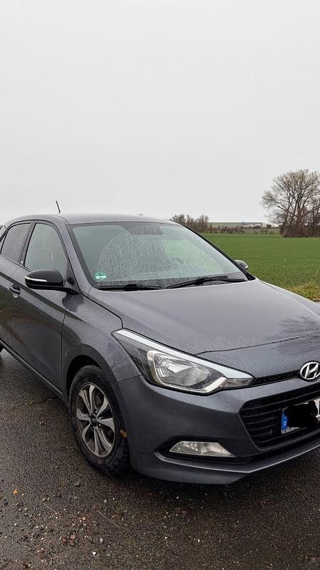 Grau Gebraucht 2018 Hyundai i20 Kleinwagen | 5.900 € (Guter Preis) - Bild 1/4