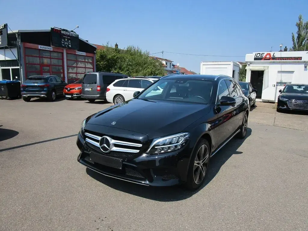 Gebraucht Mercedes 300 Avantgarde 194 PS (142 kW) 2020 Schwarz Limousine