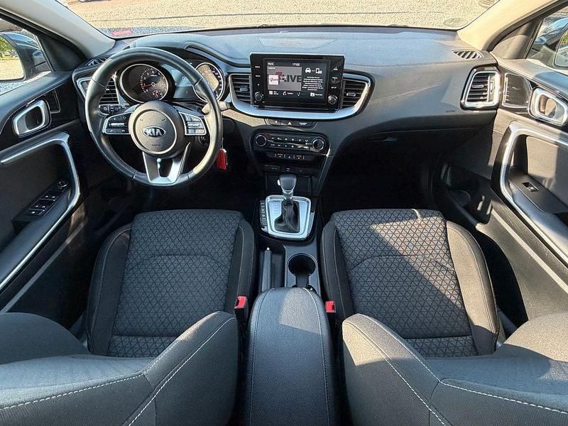 Używany Kia Ceed Play 140 KM (102 kW) 2021 Szary Hatchback