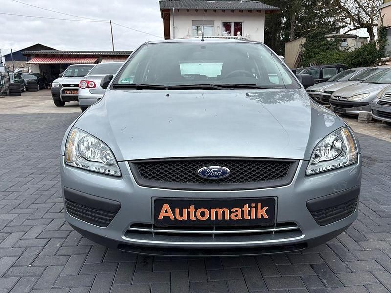 Gebraucht Ford Focus Trend 101 PS (74 kW) 2005 Silber Limousine