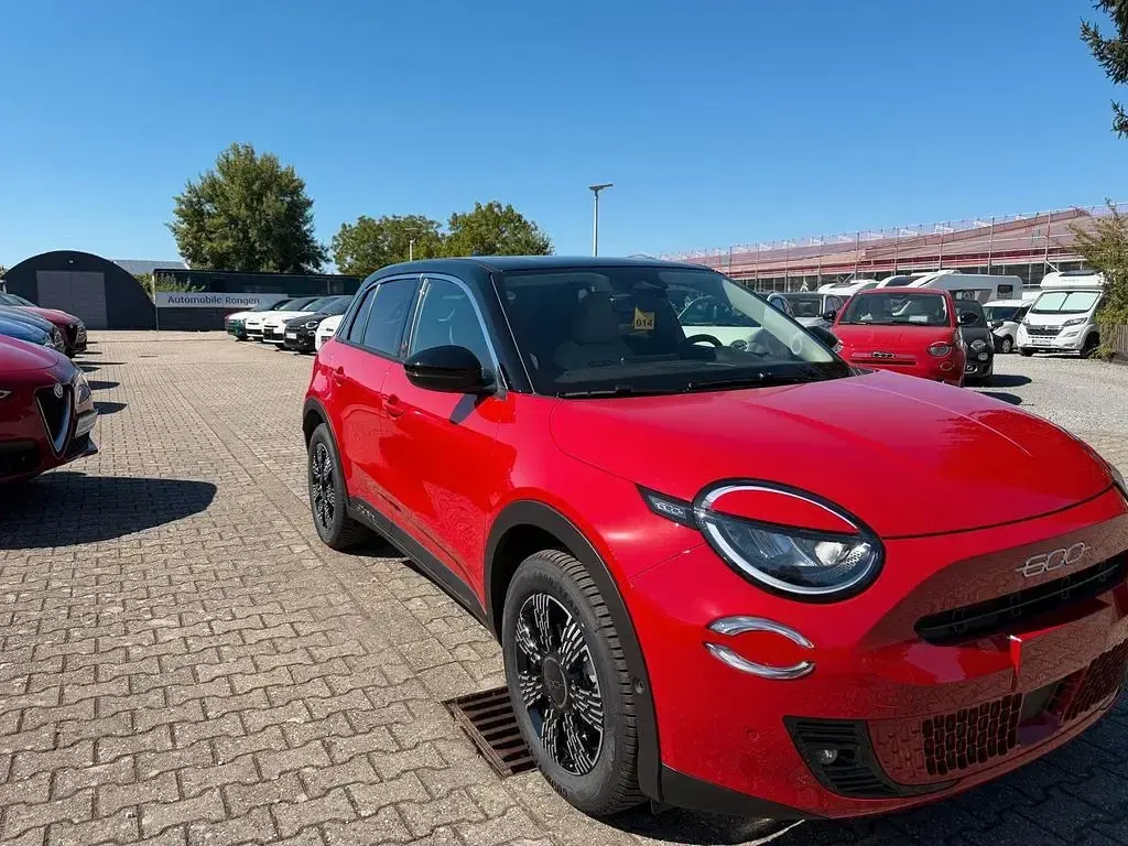 Neu Fiat 600E La Prima 114 kW (156 PS) 2026 Rot SUV