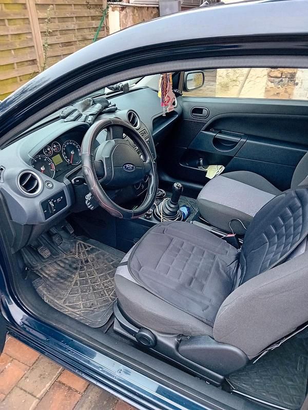 Gebraucht Ford Fiesta 72 PS (52 kW) 2006 Violet Kleinwagen